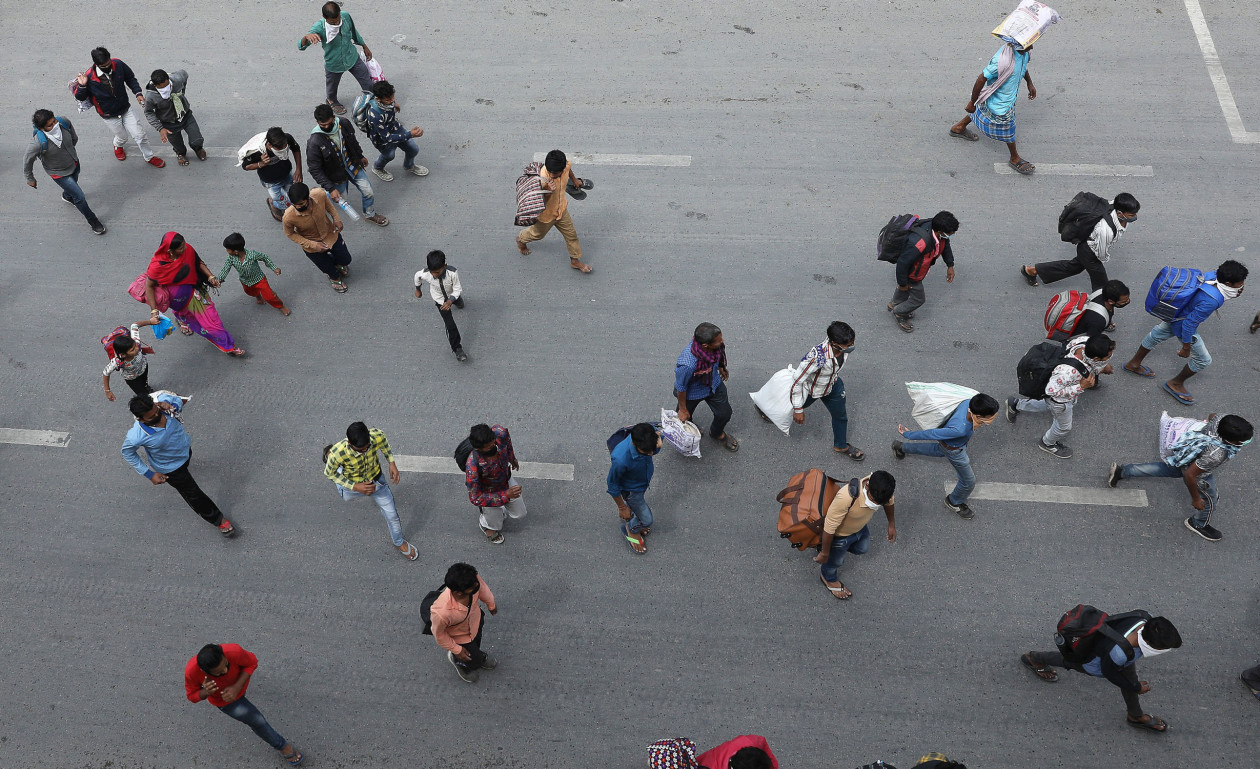 Трудовые мигранты на&nbsp;шоссе, ведущем из&nbsp;Дели, направляются домой в&nbsp;свои деревни © Rajat Gupta/EPA-EFE/Shutterstock