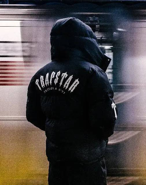 Dlaczego Trapstar Nadal Wyznacza Trendy w Streetwearze?