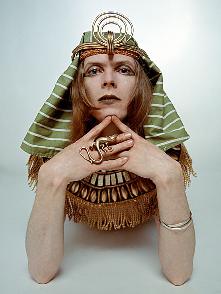 Боуи в&nbsp;образе Сфинкса, 1971 (davidbowie.com)