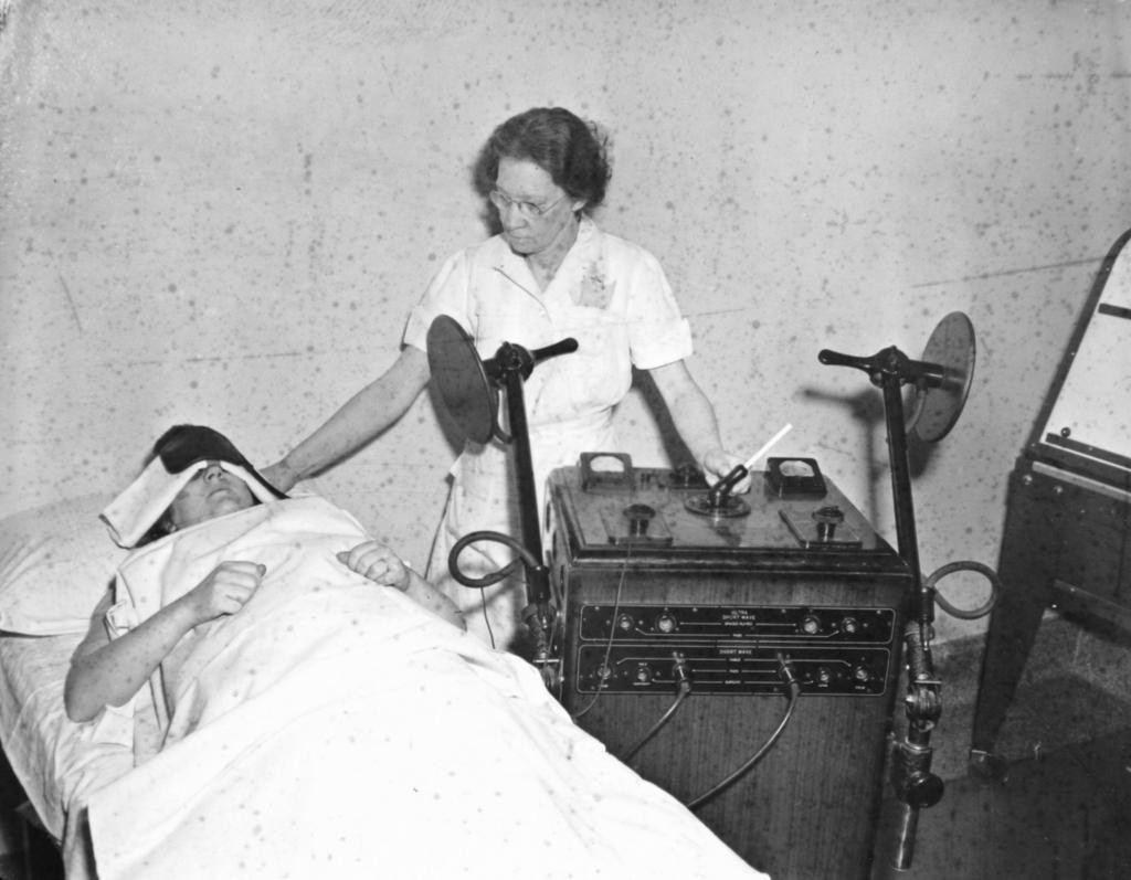 Больница св. Елизаветы. Медсестра c пациентом после сеанса электрошоковой терапии (National Archives RG 418-P-350)