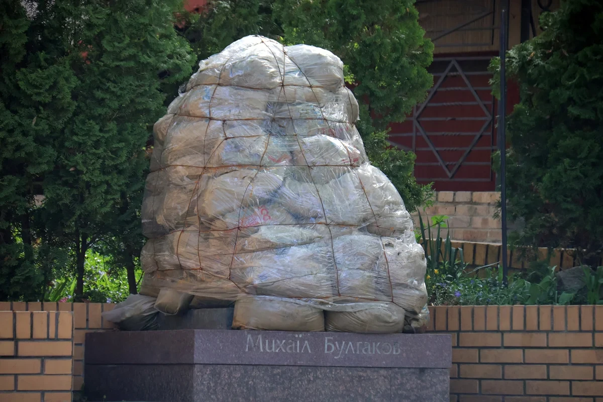 Памятник Михаилу Булгакову, расположенный на Андреевском спуске, закрыт от возможных повреждений в результате военных действий, Киев, Украина, 11 апреля 2024 года. Фото: Укринформ / Shutterstock / Vida Press