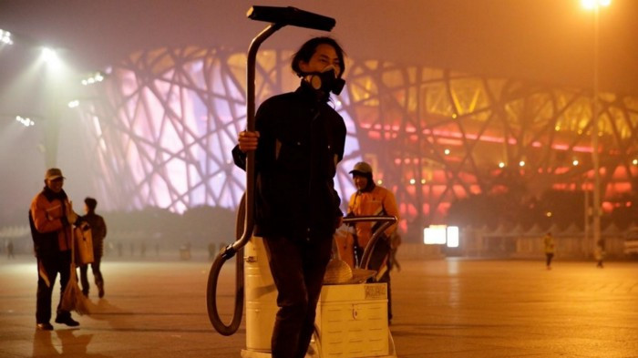 Знаменитая акция китайского художника Brother Nut по&nbsp;преобразованию пекинского смога в&nbsp;кирпичи