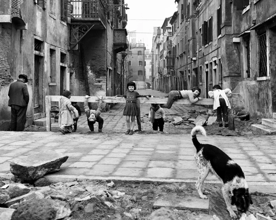 Elio Ciol, Games in Chioggia (1961) / https://www.arthillgallery.com/