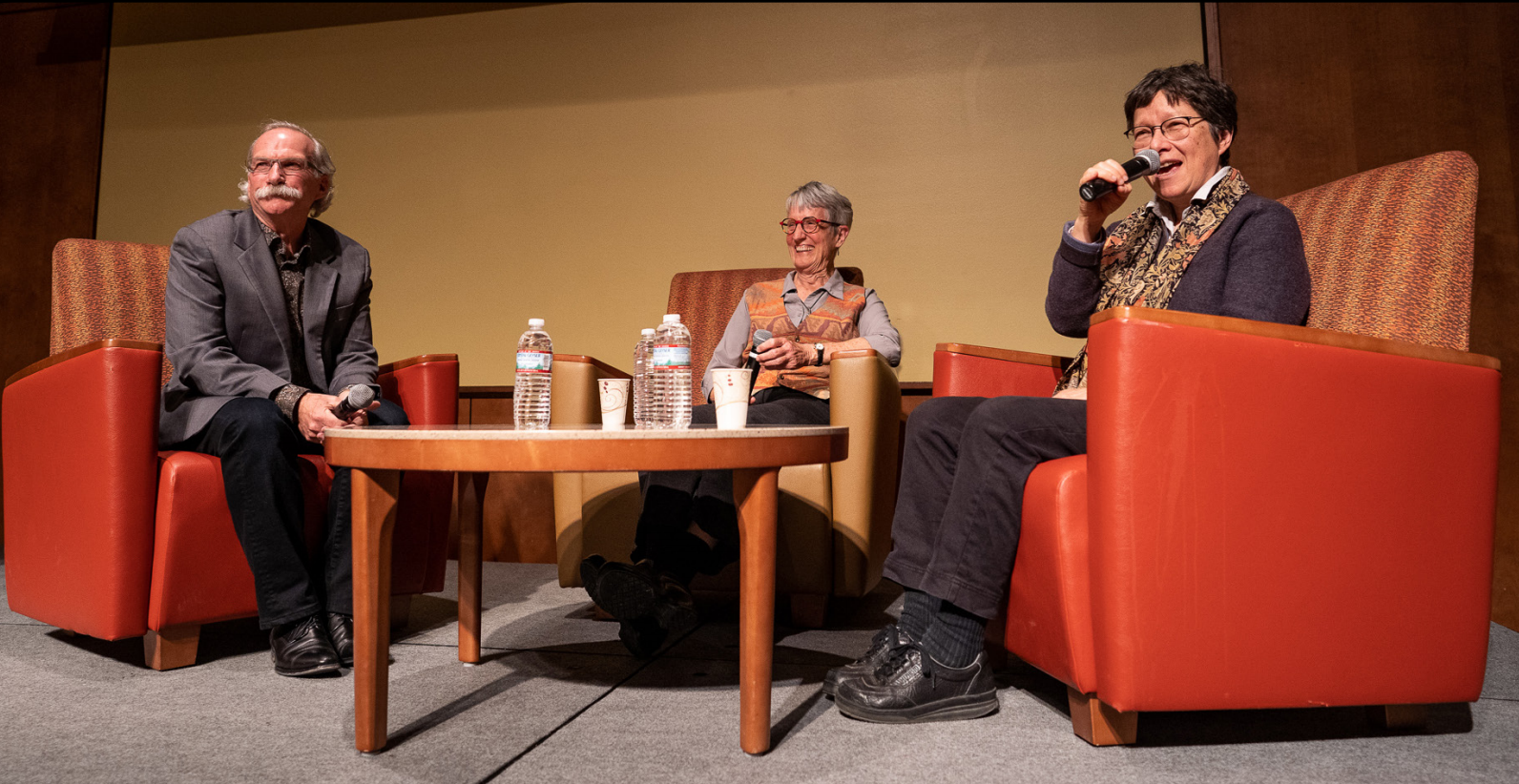 Грегг Митман, Донна Харауэй и&nbsp;Анна Цзин отвечают на&nbsp;вопросы аудитории после обсуждения плантациоцена в&nbsp;Висконсинском университете в&nbsp;Мадисоне 18 апреля 2019&nbsp;года. Фото: Ромуло Уэда.