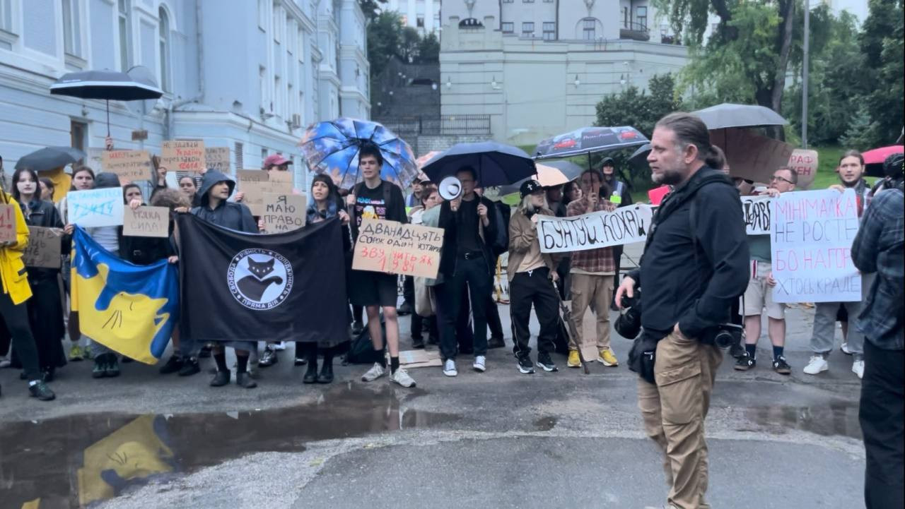 Активист*ки студенческого профсоюза "Прямое действие" на митинге против коррупции в Украине