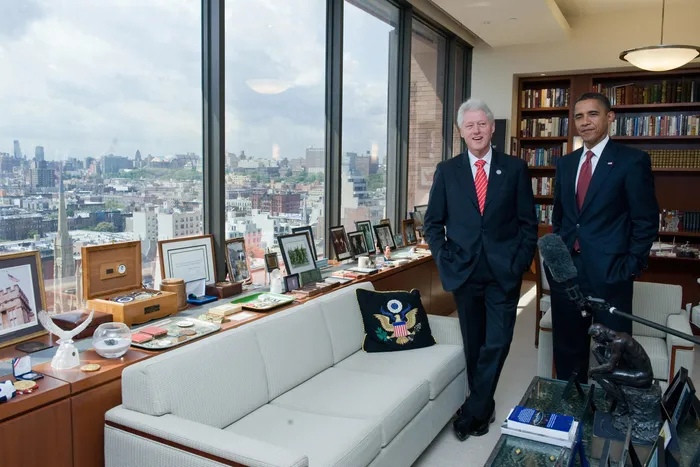 Тогдашний кандидат в&nbsp;президенты Барак Обама стоит рядом с&nbsp;бывшим президентом США Биллом Клинтоном в&nbsp;офисе Клинтона в&nbsp;Гарлеме в&nbsp;2008&nbsp;году.