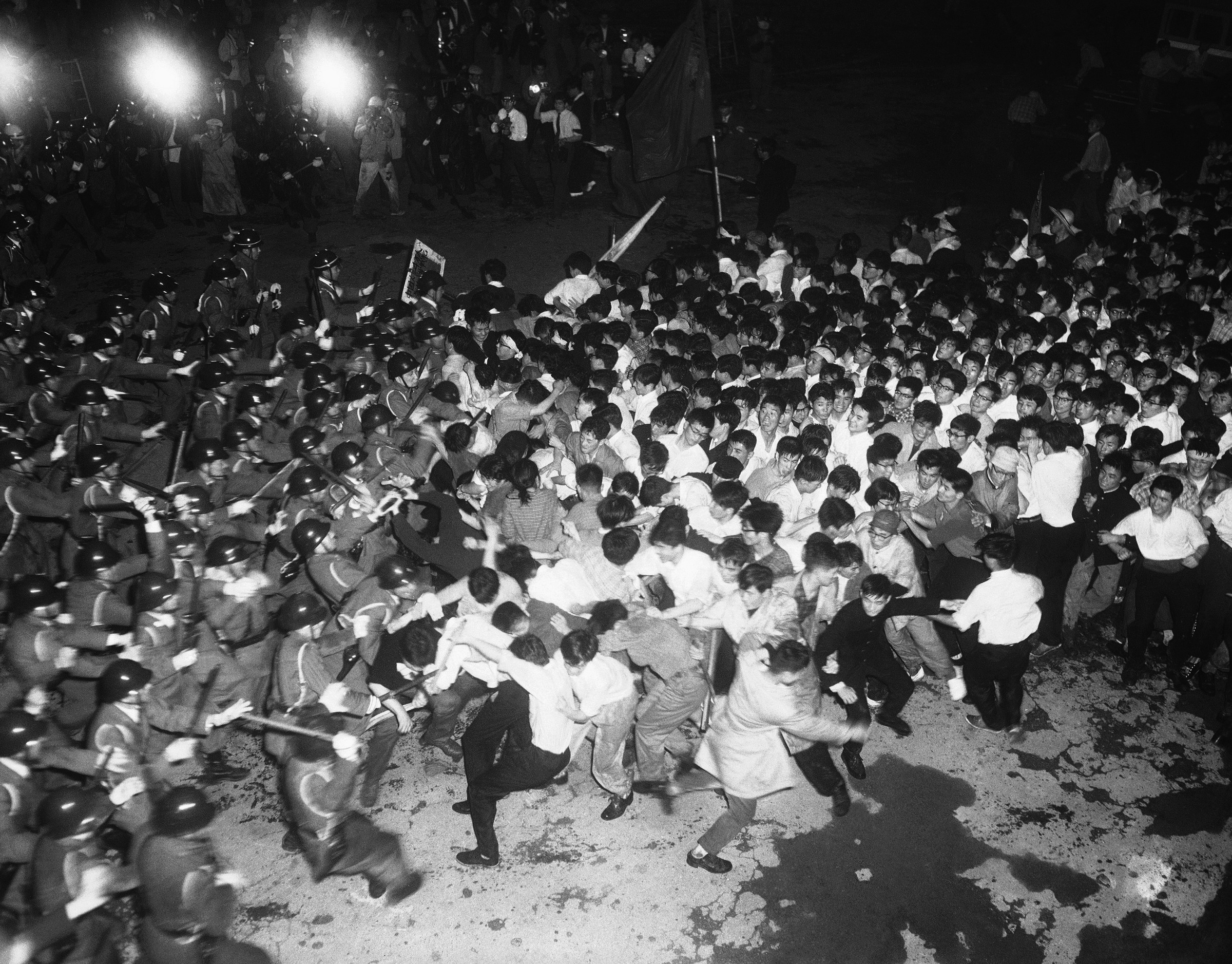 Студенты в&nbsp;столкновении с&nbsp;полицией возле здания парламента во&nbsp;время акций протеста против проамериканского премьер-министра Нобусуке Киши 15 июня 1960