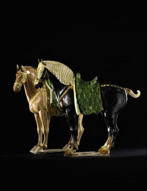 Пара великолепных керамических лошадей, покрытых глазурью Sancai (трёхцветной), период династии Тан; чёрная лошадь: 27×30 дюймов, чалая лошадь: 26 ѕ x 30 дюймов. Оценка по&nbsp;запросу. Из&nbsp;предстоящей продажи коллекции прекрасной китайской керамики и&nbsp;произведений искусства Sothebys