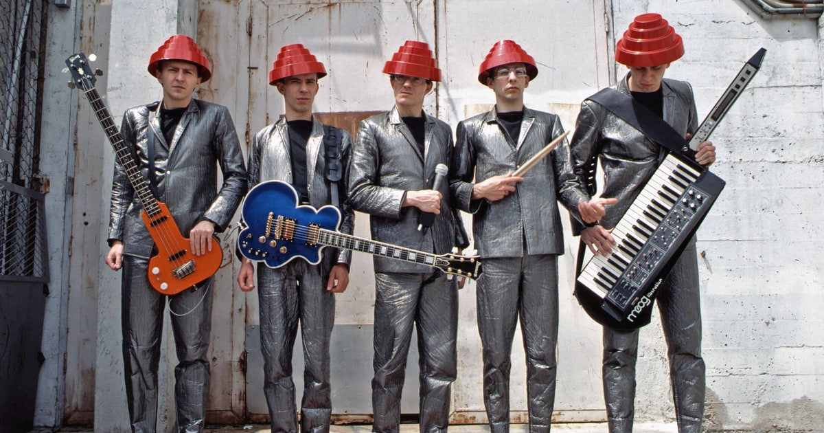 Фото-сет группы. Здесь они впервые представили свои «космические костюмы» и&nbsp;красные колпаки. 1984-й год.