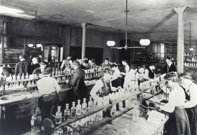 Студенты в&nbsp;химической лаборатории, США, 1890-е