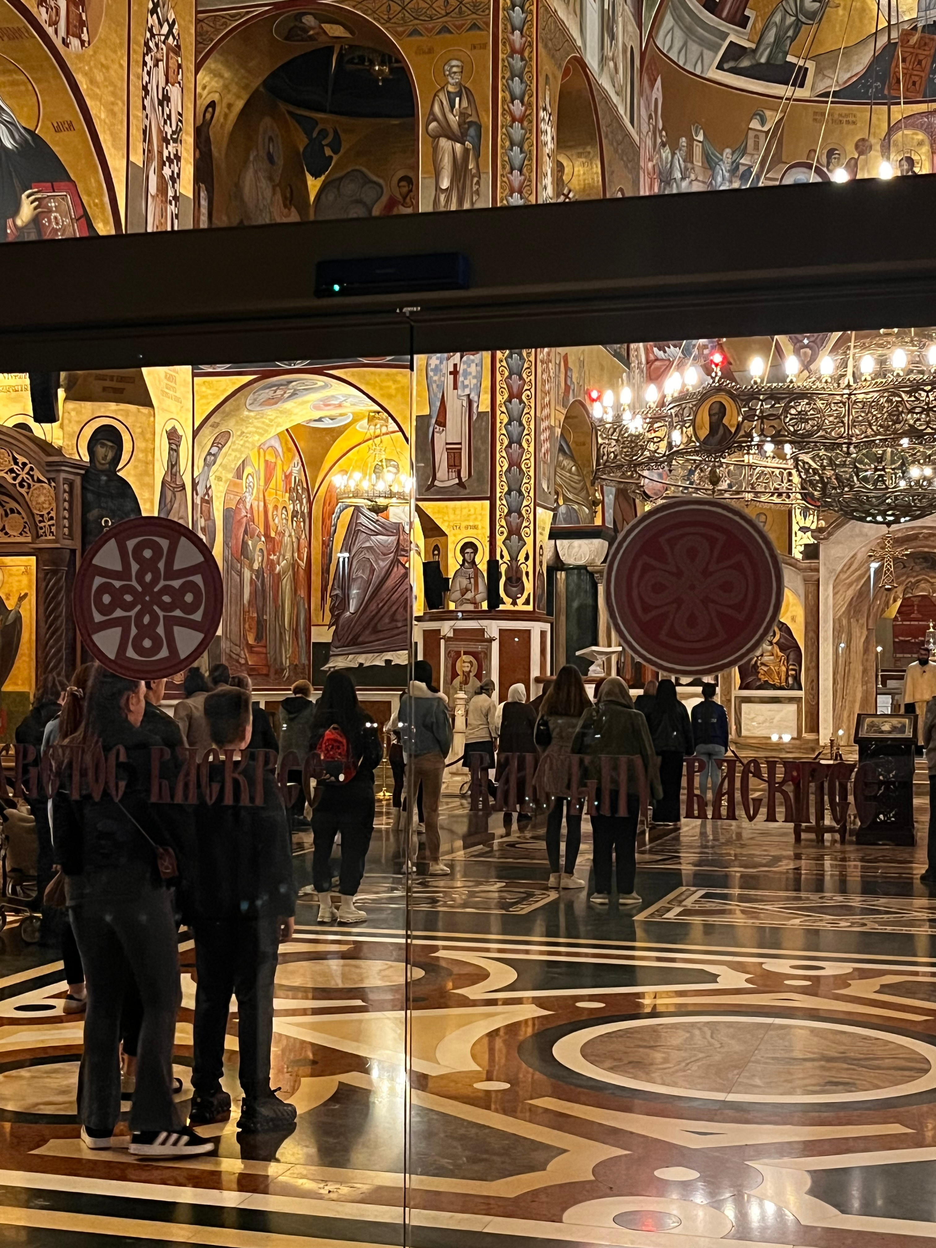 Храм в Подгорице, столице Черногории, с автоматически открывающимися дверями. На которых написано: «Христос Воскресе!» и «Воистину воскресе!», — на черногорском.