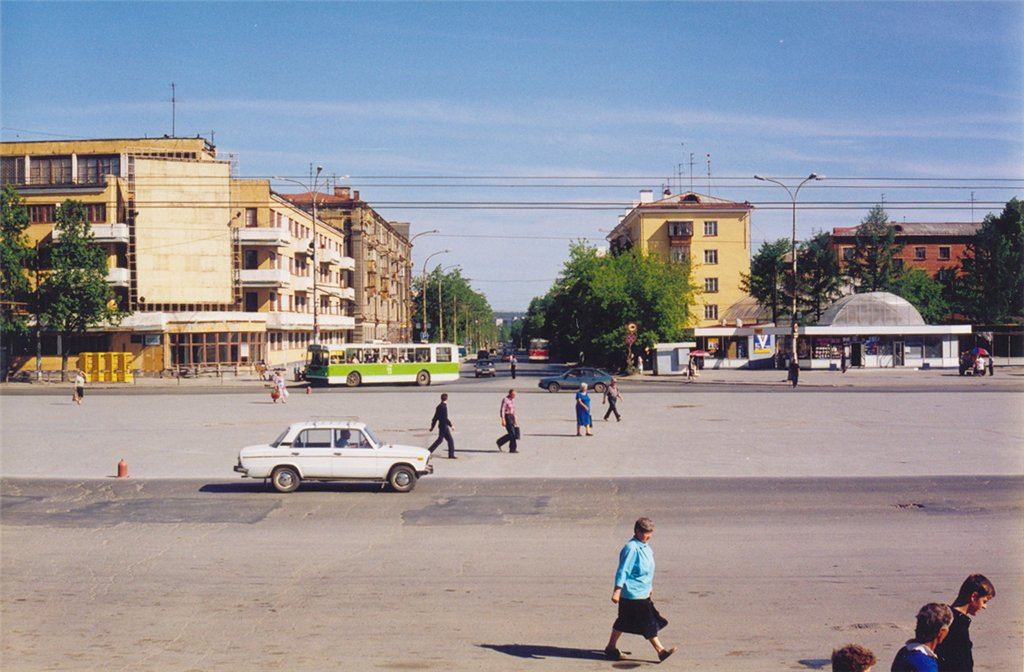 Уралмаш, площадь Первой Пятилетки, 1998. (https://pastvu.com/p/1381860) 