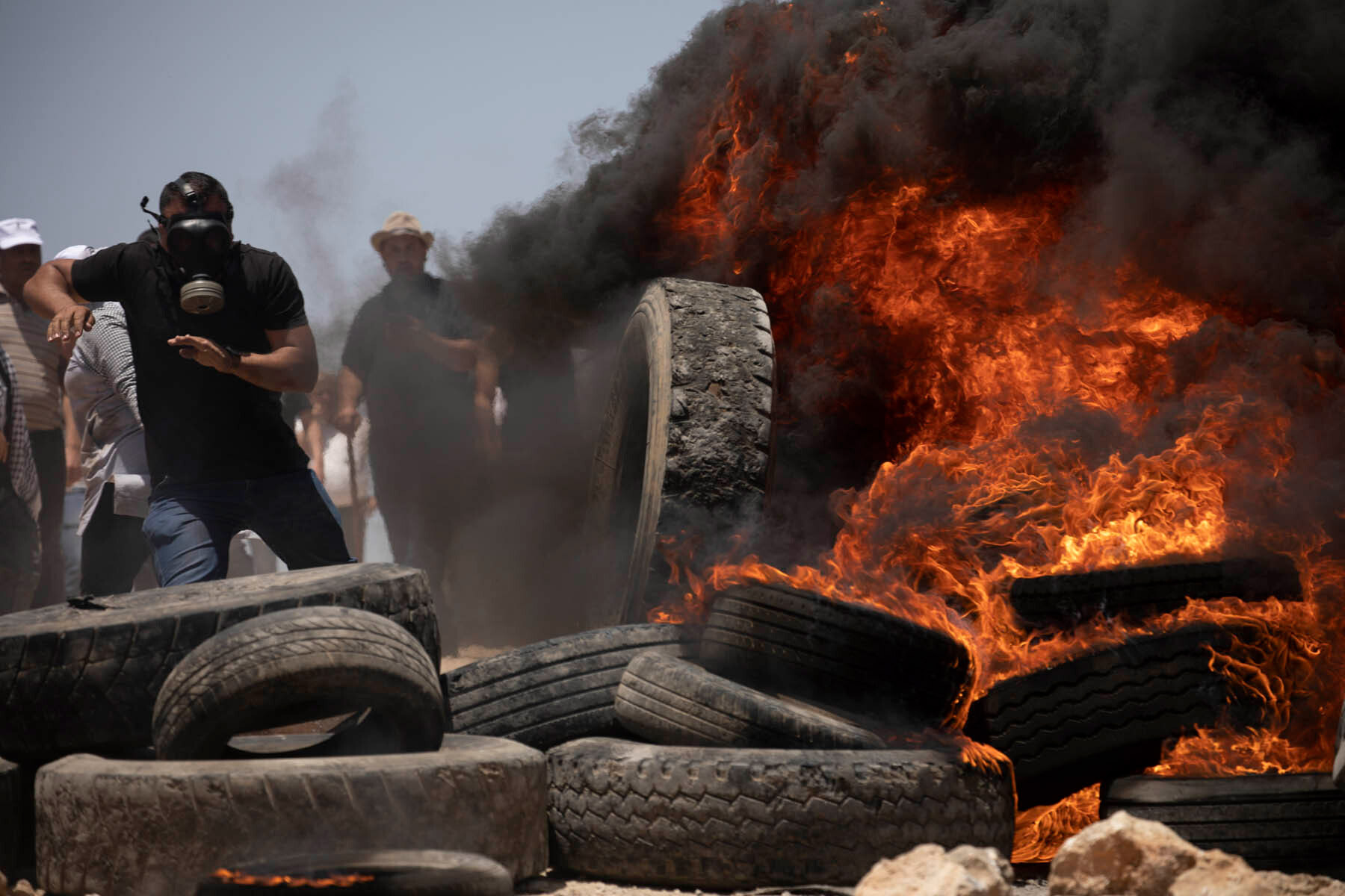 Протестующие жгут шины в&nbsp;городе Бейта. Фото Орена Зива/ActiveStills