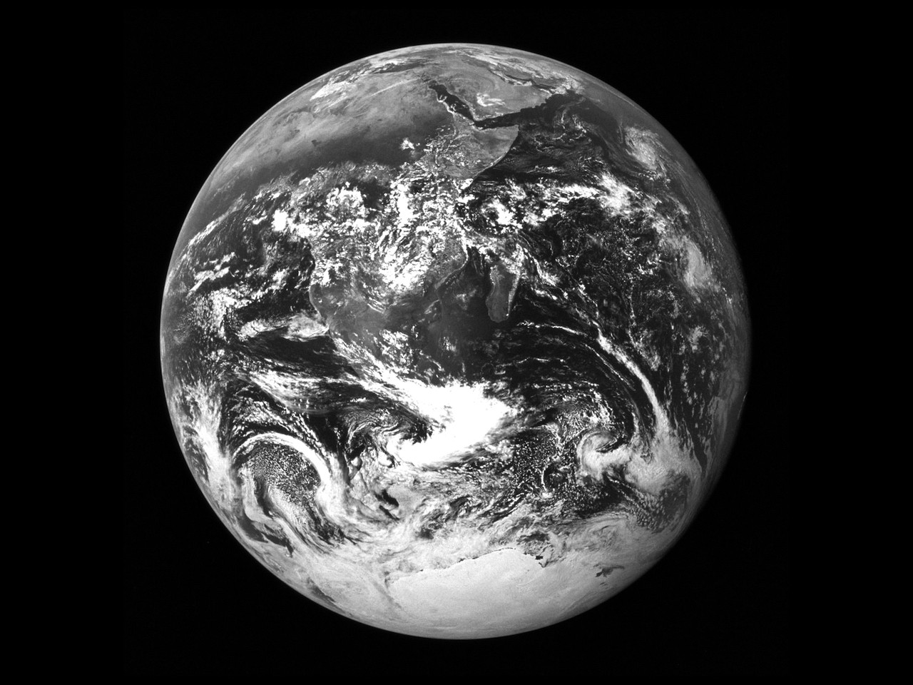 Фотография NASA Image AS17-148-22727&nbsp;была сделана Харрисоном Шмиттом, последним и&nbsp;единственным гражданским лицом, ходившим по&nbsp;Луне, используя 70-миллиметровую камеру Хасселблада с&nbsp;80-миллиметровой линзой Цейсса. В&nbsp;настоящее время она является самой воспроизводимой в&nbsp;истории и&nbsp;быстро заменила напечатанную на&nbsp;экране версию изображения ATS-3 на&nbsp;флаге Дня Земли Джона Макконнелла.