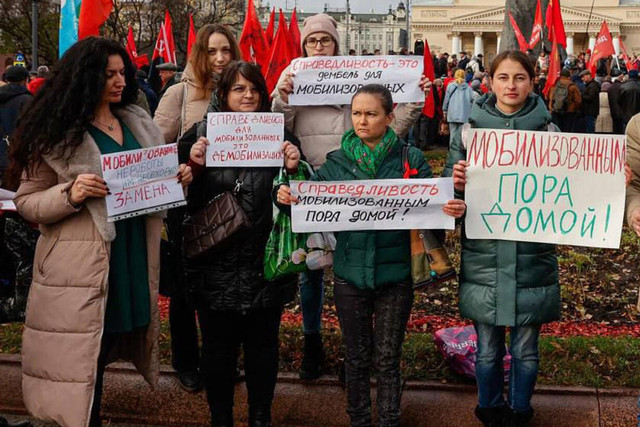 «Они не решаются нас давить, иначе будет революция». Как борются родственницы мобилизованных в России