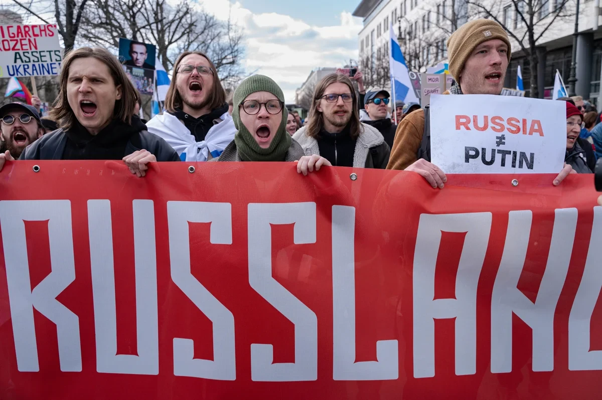 Баннер с надписью «Россия без Путина» на антивоенном митинге перед посольством РФ в Берлине, 17 марта 2024 года. Фото: Caro / Schuelke / Scanpix / LETA