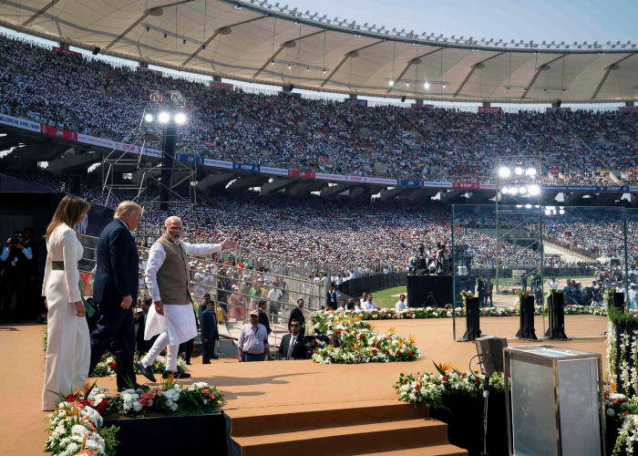 Нарендра Моди и&nbsp;президент США с&nbsp;женой Меланией на&nbsp;многолюдном митинге в&nbsp;Ахмедабаде 24 февраля во&nbsp;время пышного официального визита американского лидера в&nbsp;Индию © eyevine 