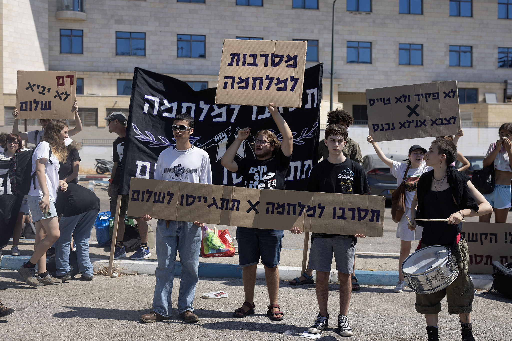 Отказники от военной службы по соображениям совести Орьян Мюллер, Итамар Гринберг и Юваль Моав участвуют в акции протеста в вербовочном центре израильской армии Тель-Хашомер недалеко от Тель-Авива, 5 августа 2024 г (Photo: Oren Ziv)