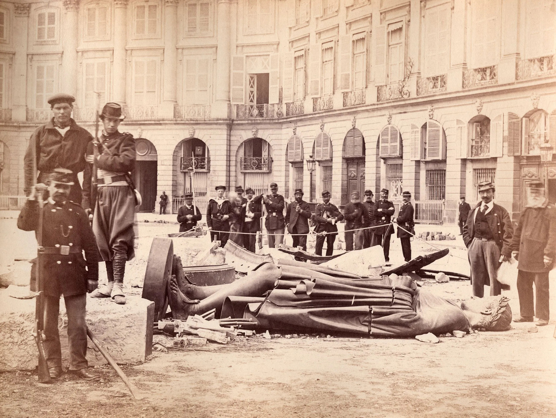 Бронзовая статуя Наполеона, опрокинутая коммунарами с&nbsp;Вандомской колонны. Май 1871-го. Фотография: Bruno Braquehais