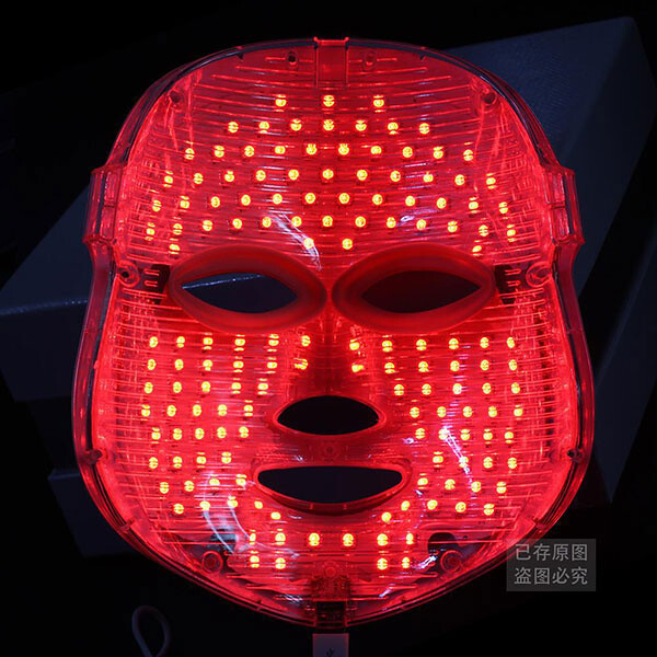 Светодиодная маска Alibaba LED, способствующая «омоложению лица» и&nbsp;«удалению морщин».