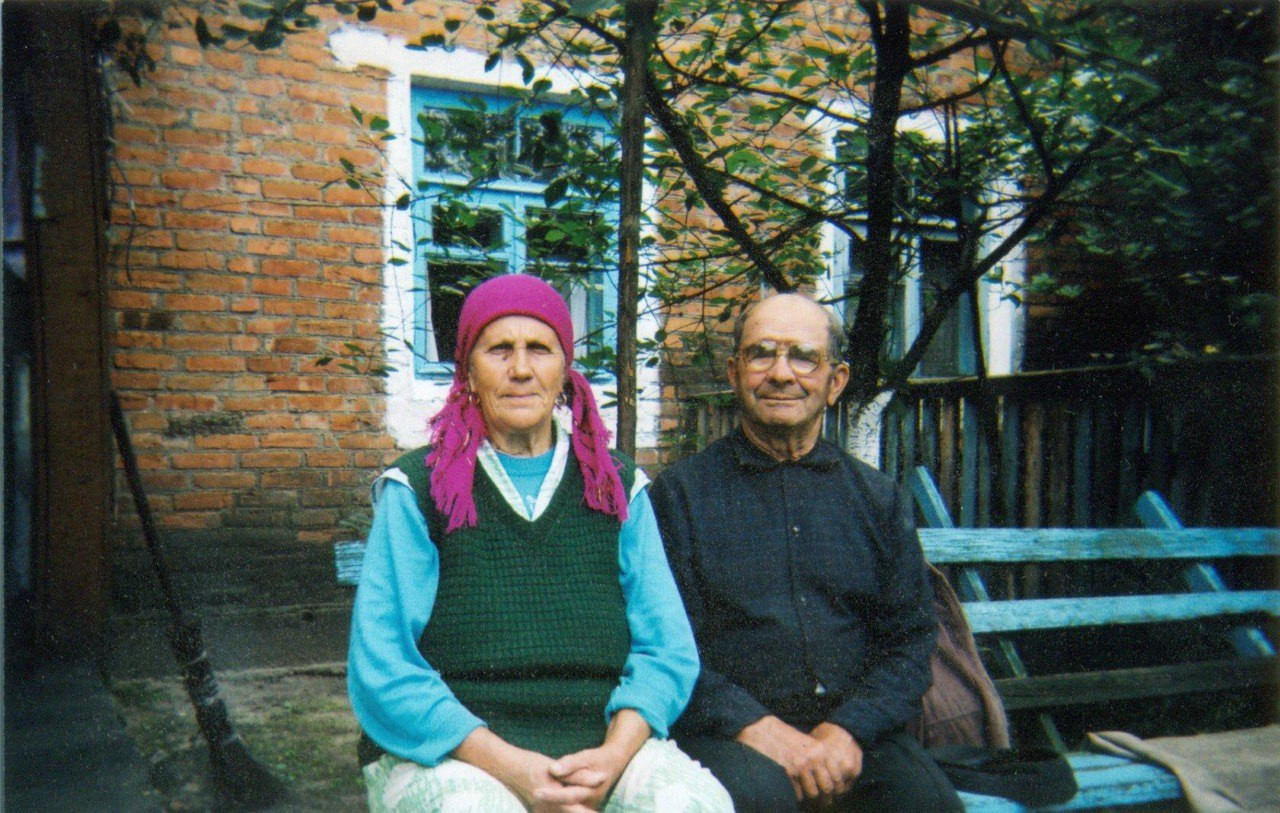 Bubich Olga Andreevna and Bubich Vasily Savvich&nbsp;— my paternal grandmother and grandfather. Approx.1990s, Belarus. Photo: Anatoly Bubich’s family archive.