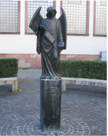 1. Франкфуртский ангел: https://www.kunst-im-oeffentlichen-raum-frankfurt.de/de/page149.html?id=60