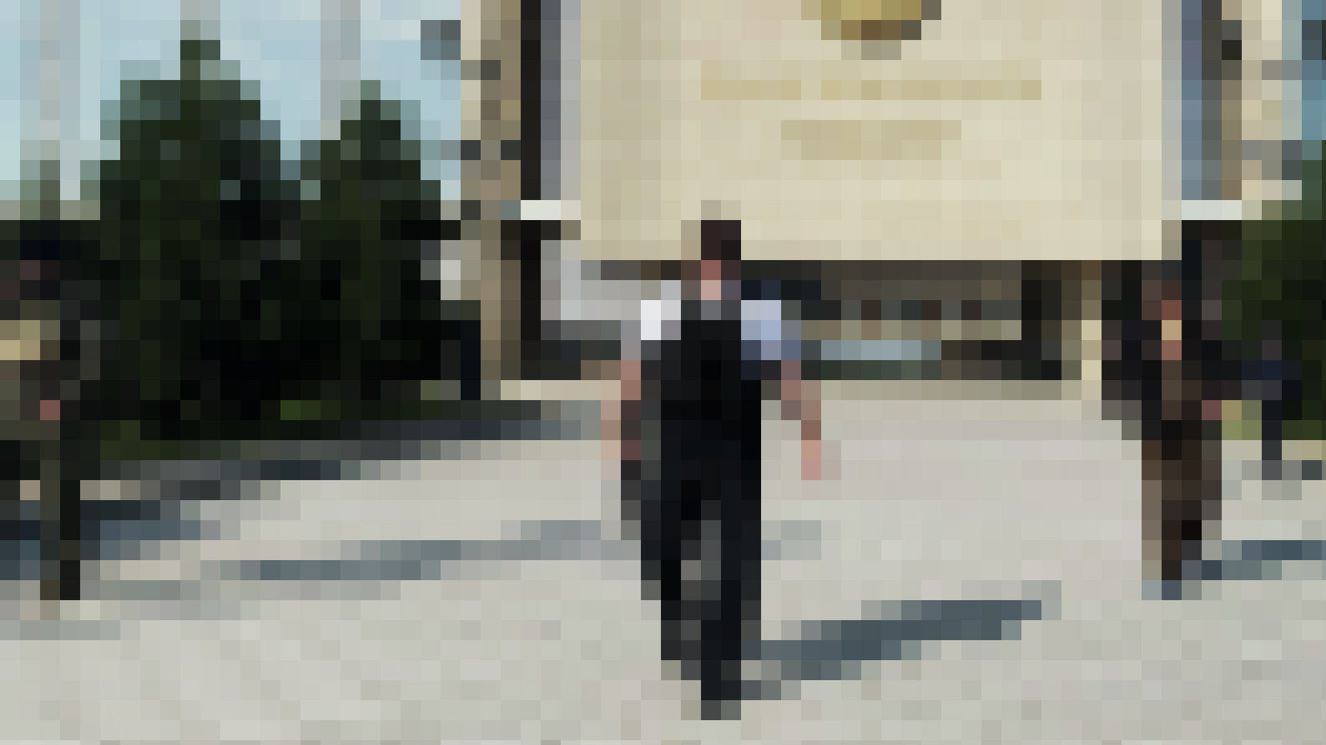Александр Лукашенко с&nbsp;автоматом в&nbsp;руках напротив своей рабочей резиденции. Оригинал: РИА Новости