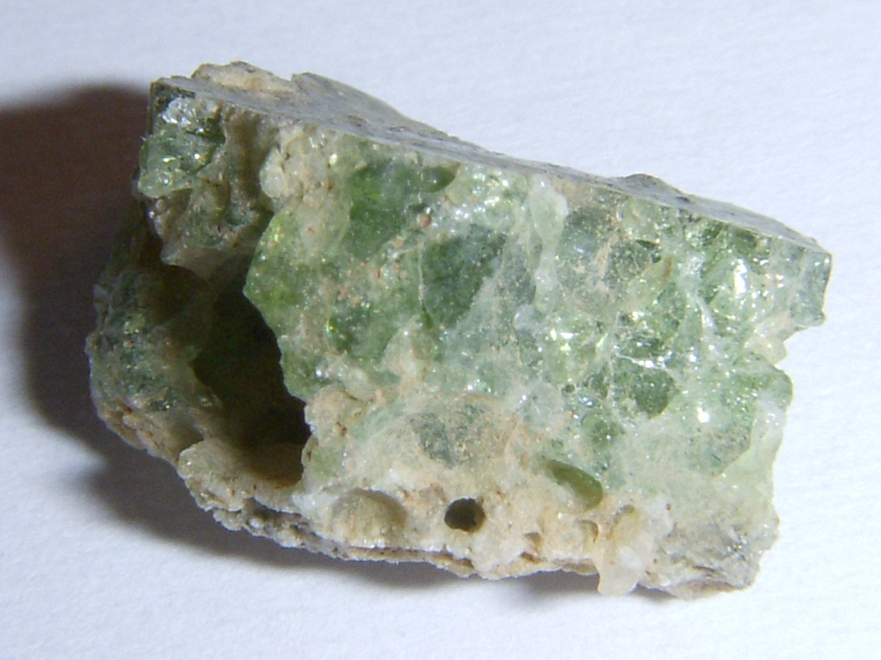 Тринитит&nbsp;— новый минерал, сформированный в&nbsp;процессе первого ядерного взрыва Trinity в&nbsp;1945&nbsp;году // Shaddack, from Wikimedia Commons