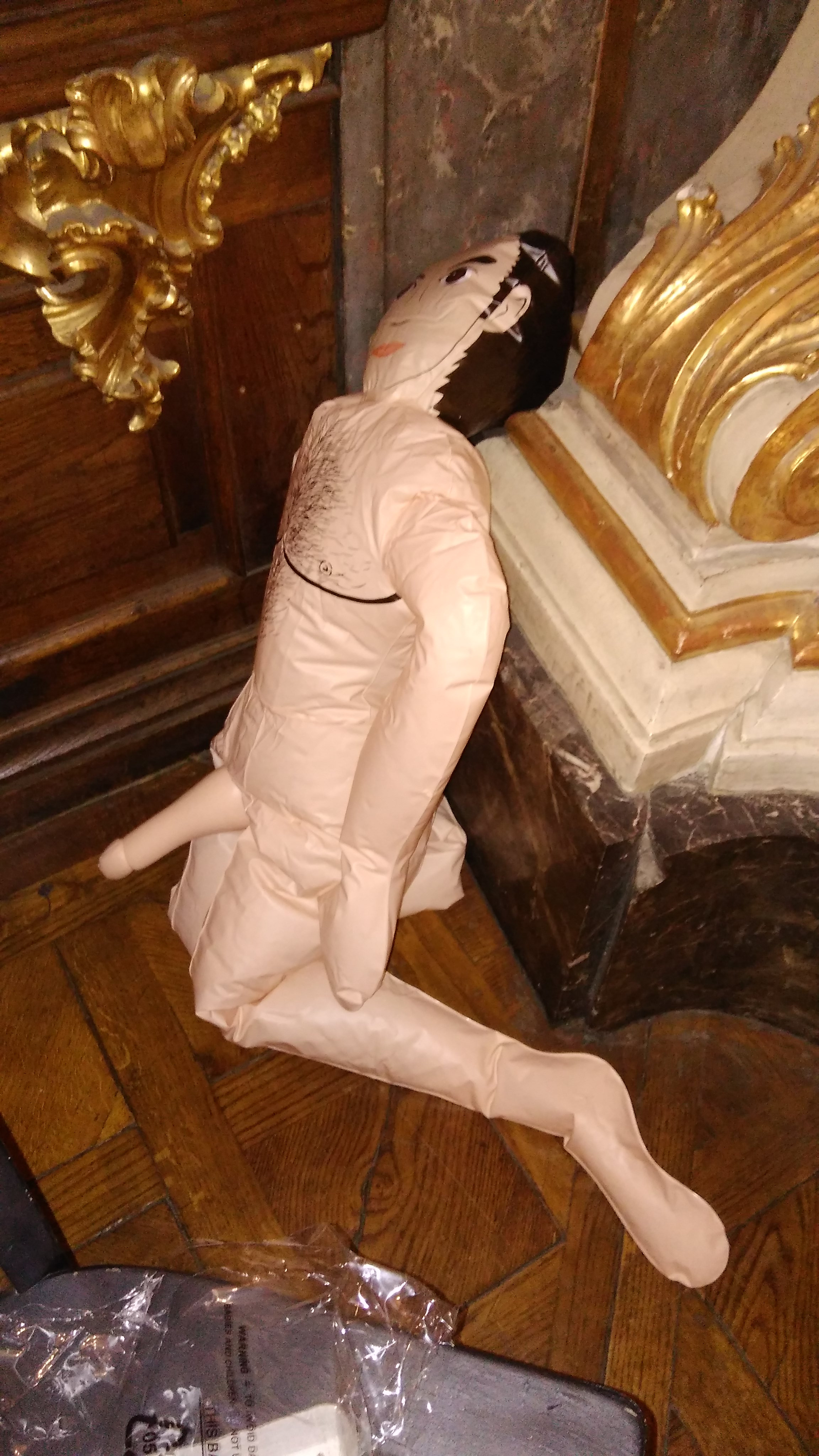секс-кукла Анджело перед&nbsp;кастрацией для последующей люстрации.