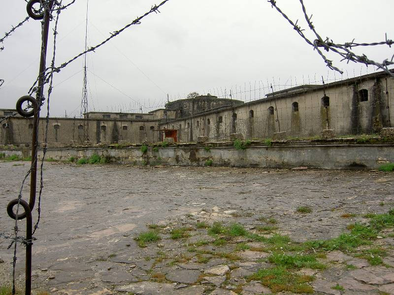 Остатки тюрьмы недалеко города Гирокастра. Современное фото. Более подробно о&nbsp;политических репрессиях в&nbsp;Албании можно узнать на&nbsp;сайте албанского проекта «Музей памяти».