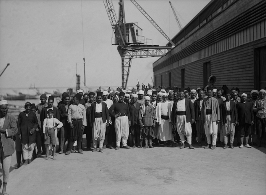Лодочники в Яффо в конце всеобщей забастовки, 1936 г. (Коллекция фотографий Г. Эрика и Эдит Мэтсон)