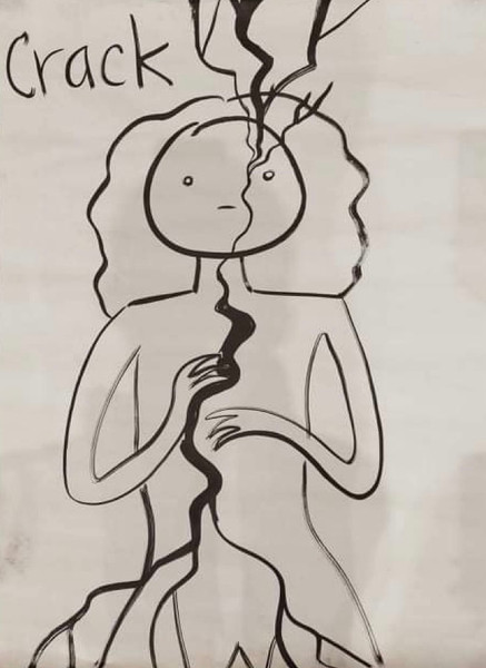 На&nbsp;<nobr>черно-белом</nobr> рисунке схематично изображена фигура девушки*. Вдоль её тело проходят ветвящиеся черные линии. Она будто трескается. В&nbsp;левом углу написано слово CRACK (треск, трещина). Авторка картины&nbsp;— Юлия Цветкова.