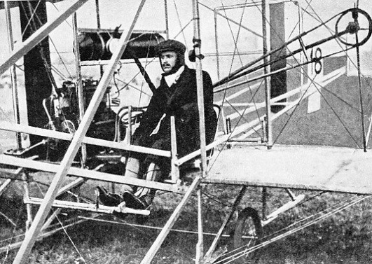 Чарльз Роллс готовится к&nbsp;полету, 1910 (?)