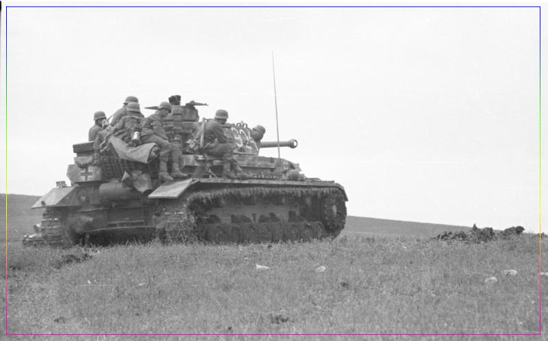 Крым, Керченский полуостров, май 1942 года. Танк Panzer IV и немецкая пехота в бою. Источник: Bundesarchiv