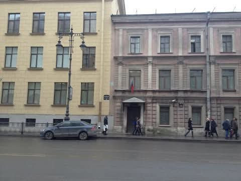 На фото справа — здание Дзержинского суда на ул. Восстания (Знаменской), д. 38, слева — 193-я средняя школа, в которую я ходил с 1969 по 1976 гг. Фото моё, 2015 г.