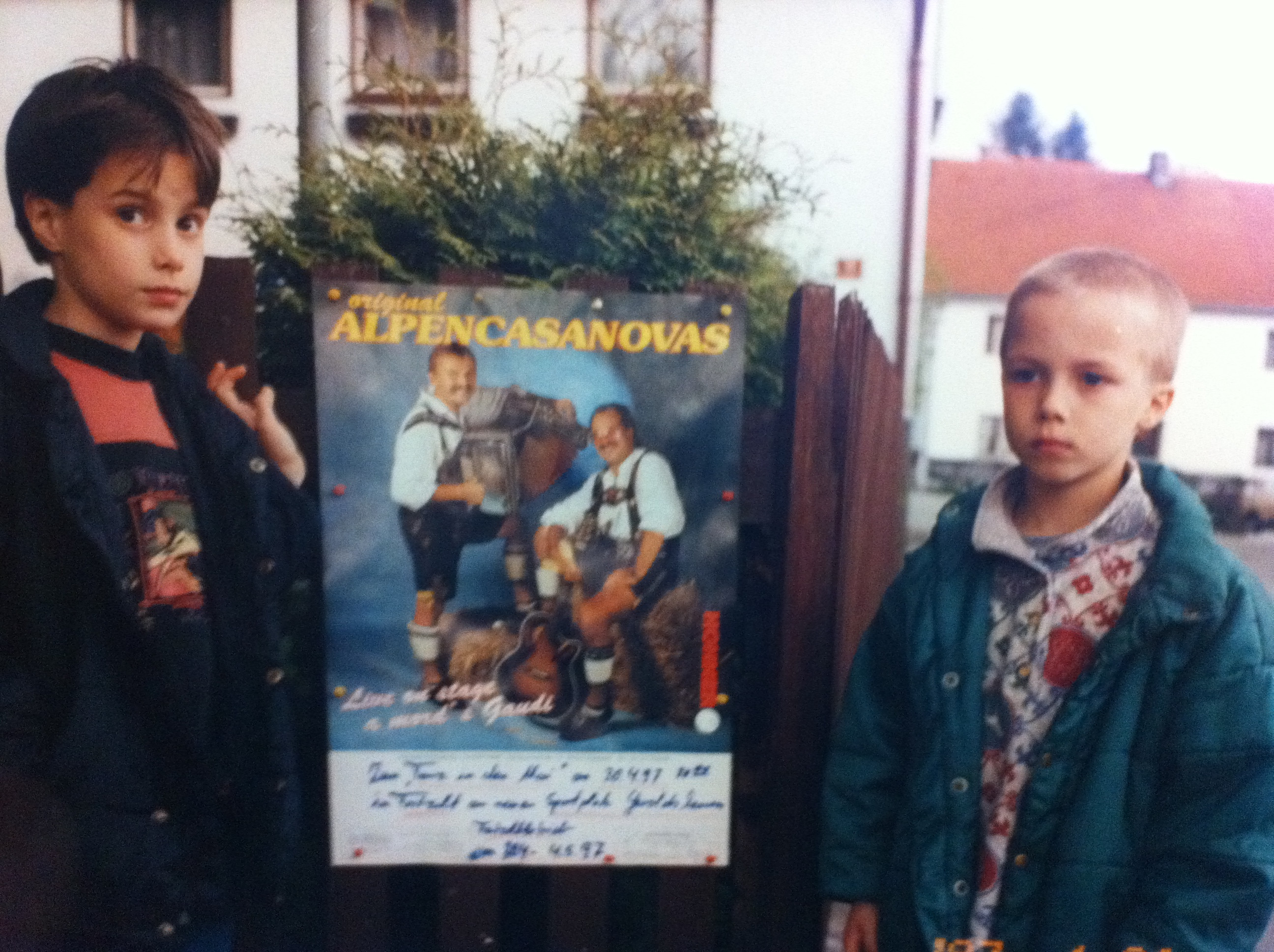 Я&nbsp;и&nbsp;мой брат перед&nbsp;плакатом группы нашего арендодателя «Альпы Казановы» © Йоханна Клинглер