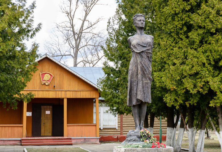 Старый музей памяти Зои Космодемьянской и&nbsp;скульптура работы скульпторов О. Иконникова и&nbsp;В. Федорова