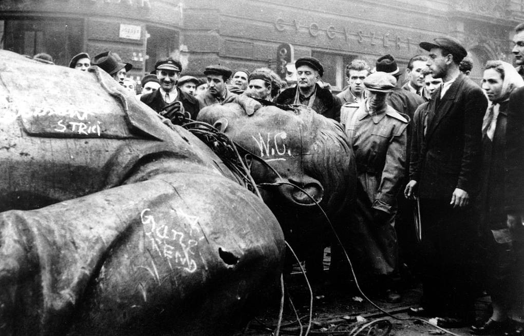 Люди у&nbsp;снесенного памятника Сталину. Венгрия, 1956&nbsp;год