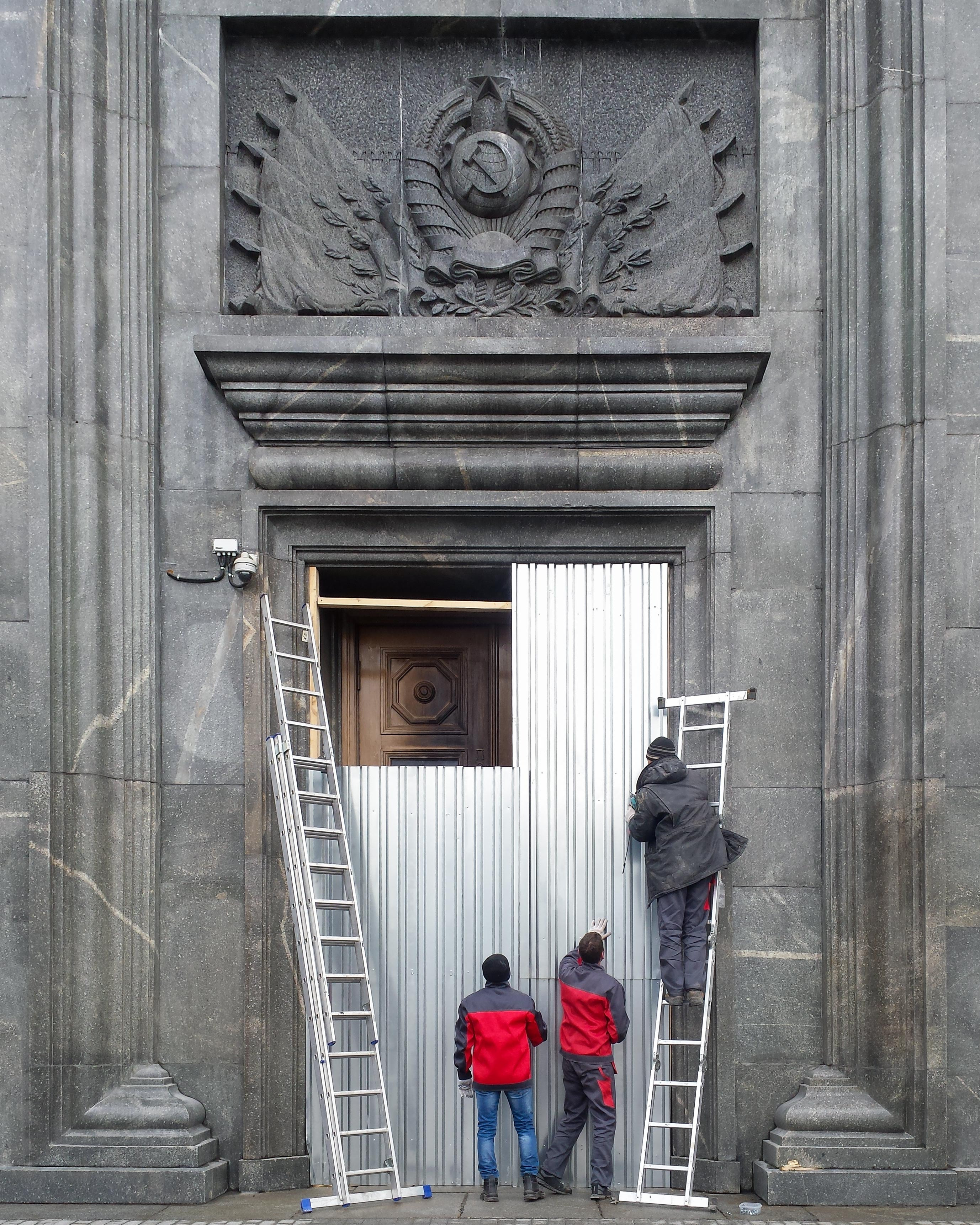 Двери главного здания ФСБ 10 ноября 2015&nbsp;года, фотография: Иван Ерофеев, http://ivanerofeev.photography/