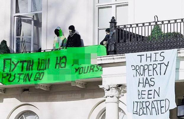Anarchist*innen besetzen die Villa des russischen Oligarchen Oleg Deripaska in London. März 2022