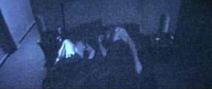 Спящие супруги на&nbsp;видеозаписи, осуществленной неизвестным. «Шоссе в&nbsp;никуда» режиссер Д. Линч, 1997