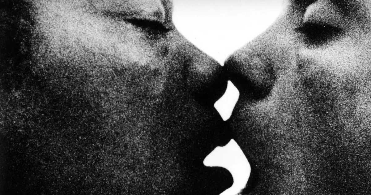 Кадр из фильма Барбары Хаммер Nitrate Kisses (1992). Фильм ставит вопрос о том, кто обладает правом на историю, а кто из неё исключён. Режиссерка соединяет образы четырёх квир-пар с хроникой невидимости — разыскивая в частично разрушенных и поблёкших изображениях утраченные следы квир-культуры.   Посмотреть фильм можно по ссылке.