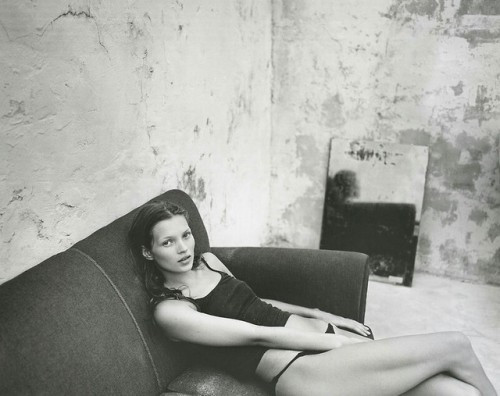 Кейт Мосс. Фото Марио Сорренти. Calvin Klein’s Obsession 1993 (образец героинового шика).