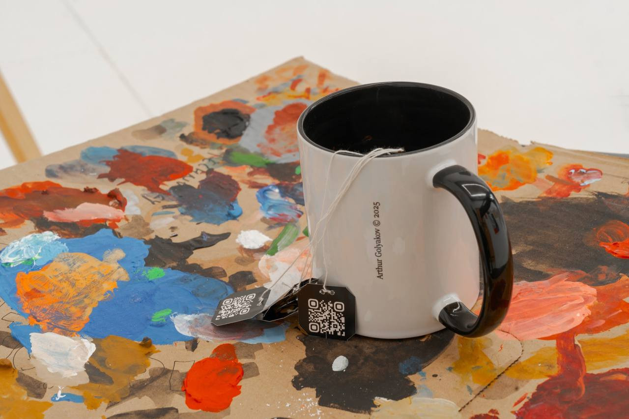 Артур Голяков. VITALY, 2025, печать на кружке, чайные пакетики, вода, 12×10×10 см. Из сольного проекта «Ван Гог», ЦСК Смена, Казань, 2025