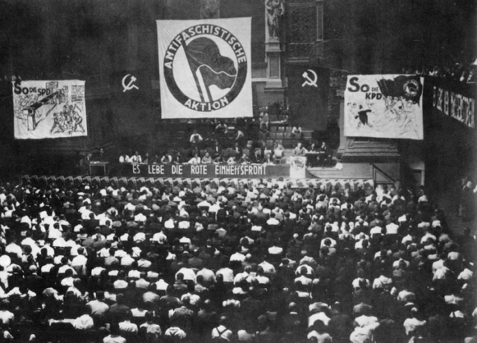 Антифашистская акция, организованная КПГ в&nbsp;1932&nbsp;г. (слева можно наблюдать, как&nbsp;коммунистическая партия высмеивала СДПГ; справа&nbsp;— как&nbsp;КПГ преподносила себя)