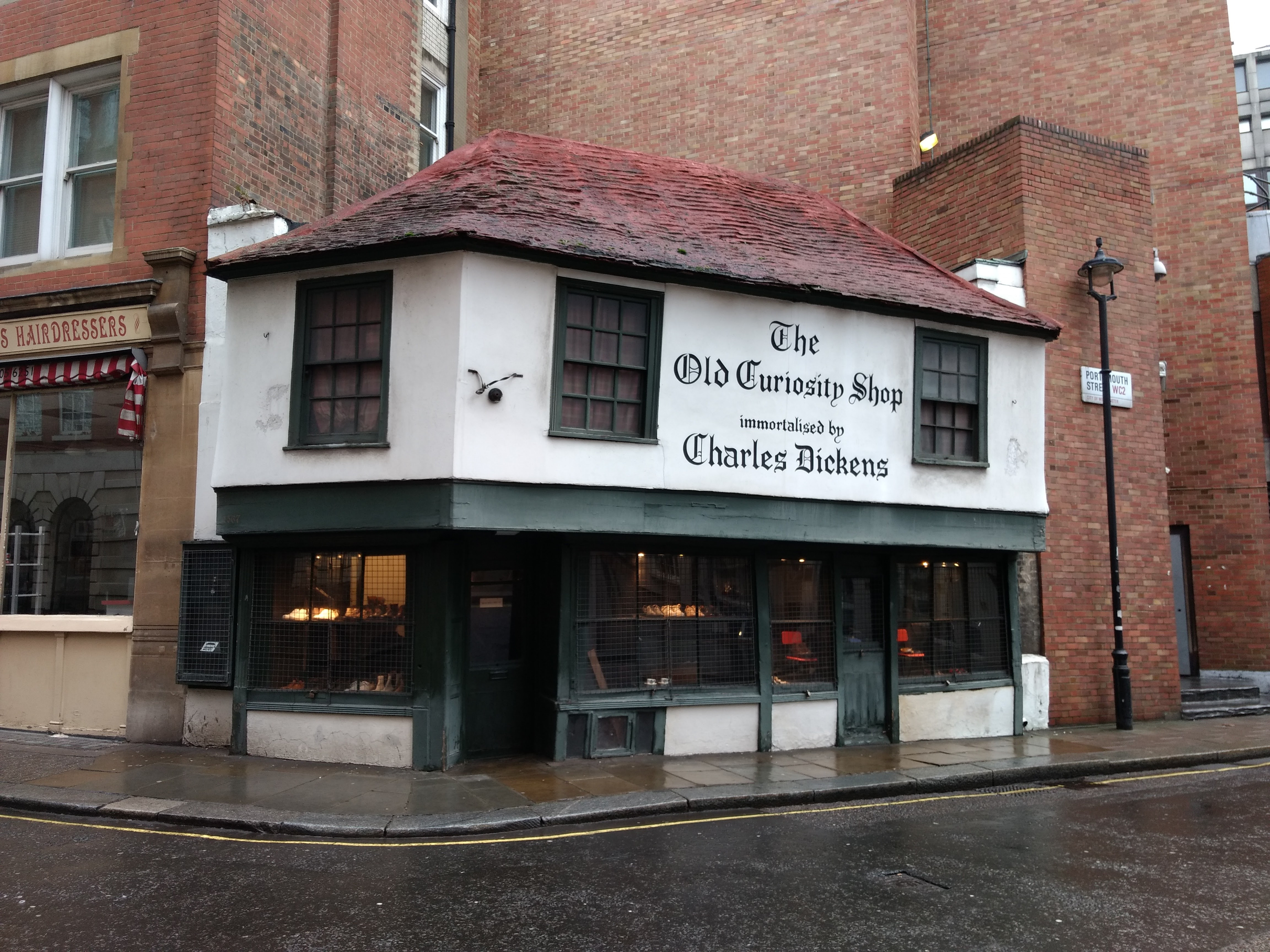 В&nbsp;Лондоне есть магазин The Old Curiosity Shop («Лавка древностей»). Это одно из&nbsp;старейших зданий Лондона. А&nbsp;своё нынешнее название оно получило в&nbsp;XIX веке на&nbsp;волне популярности книги Диккенса