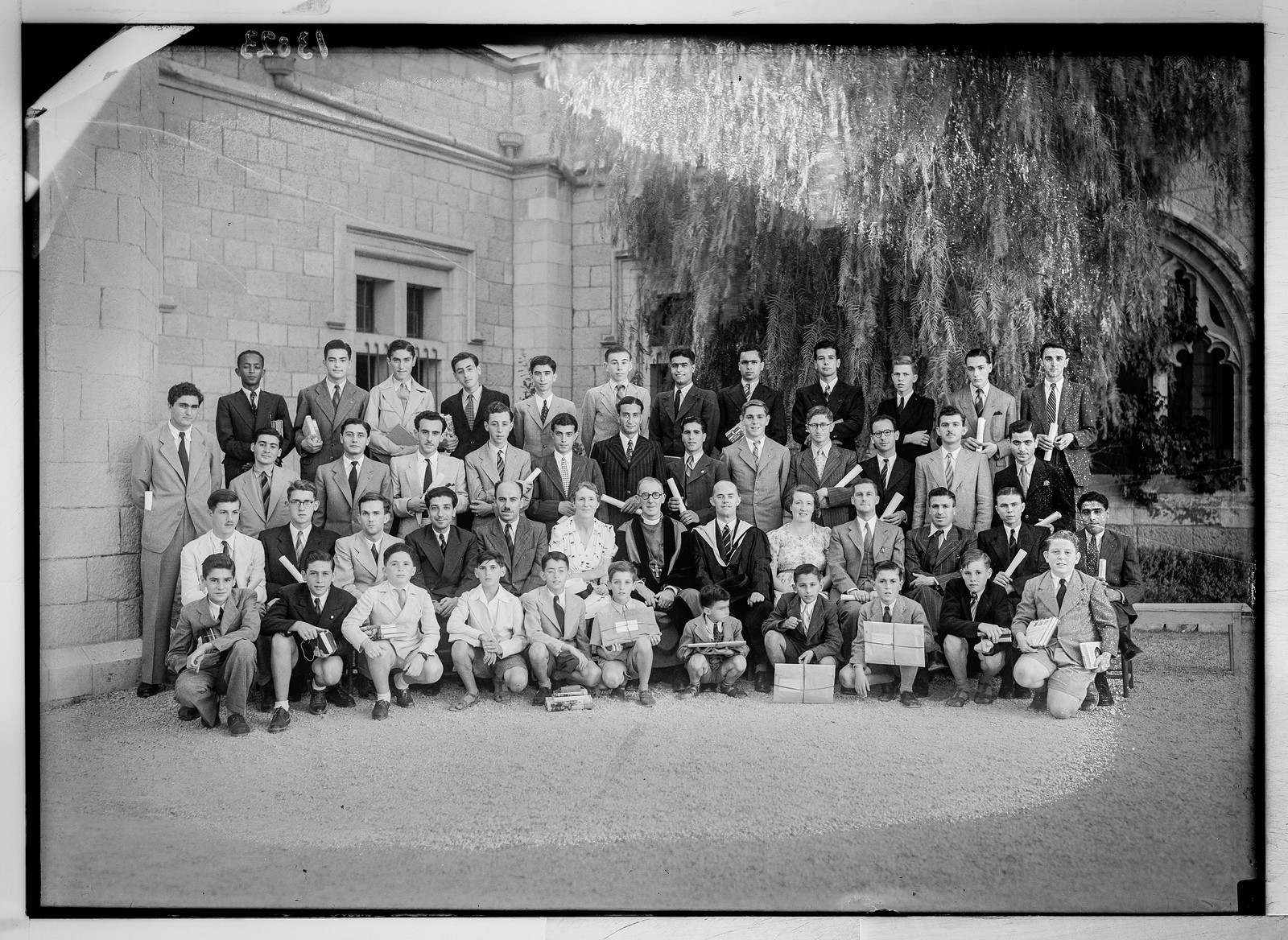 Группа выпускников и преподавателей школы Св. Георгия в Вифлееме. 1944 г.  источник