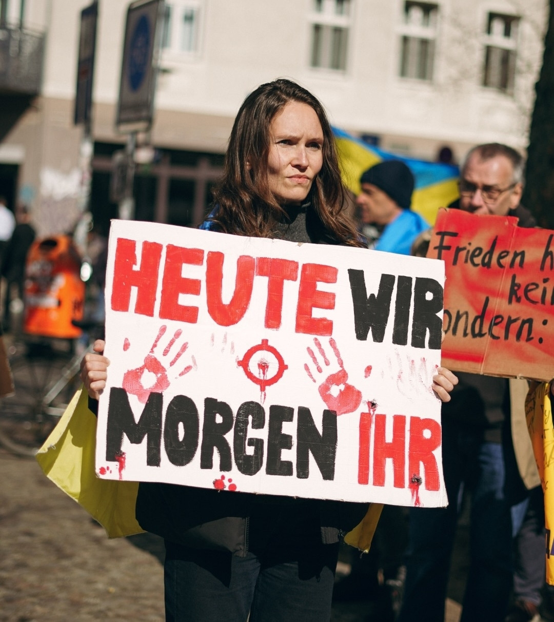Проукраинская демонстрация. Надпись на немецком: "Сегодня мы, завтра — вы"