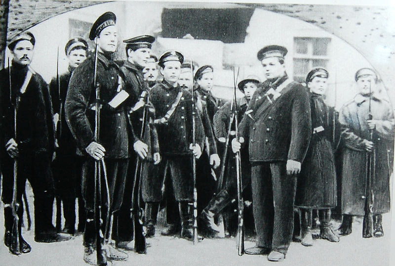 Отряд кронштадтских моряков занял Гатчину, вытеснив войска генерала П.Н.&nbsp;Краснова, октябрь 1917