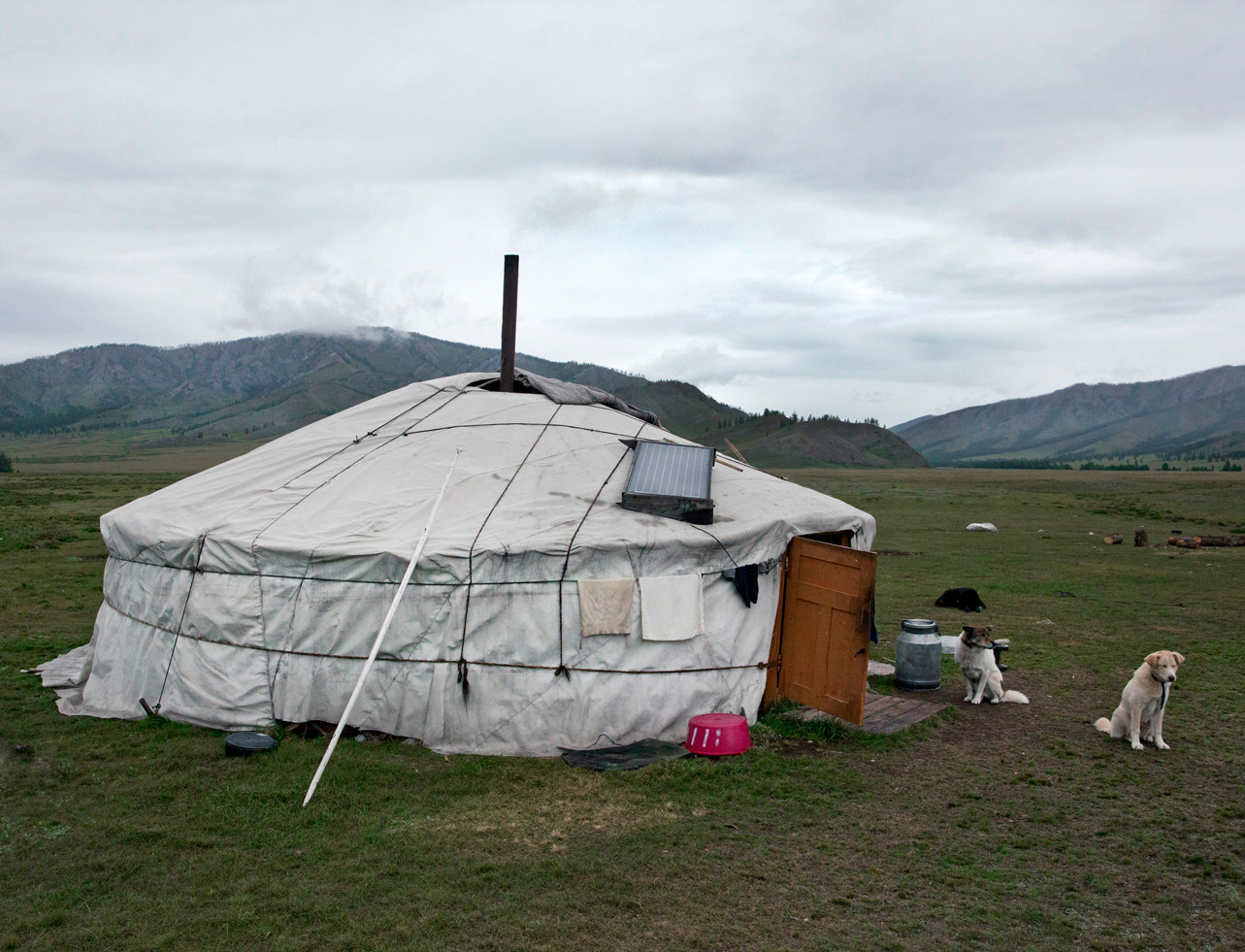 Юрта скотоводов с&nbsp;солнечной батареей, долина Качык, близ границы Тувы и&nbsp;Монголии. Фотография автора, 2016.